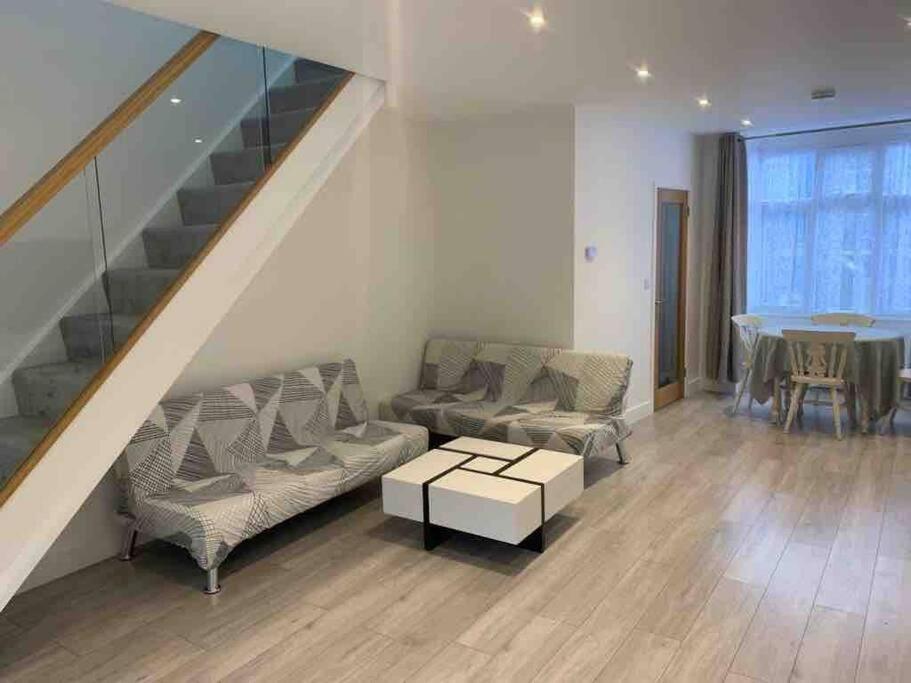 The Villas, Newly Refurbished Modern Home - Free Parking, Prime, Netflix Buckingham Dış mekan fotoğraf
